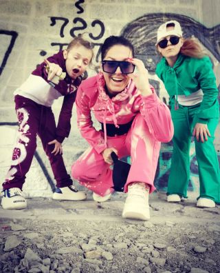 Fakt je to někdy prdel🤣🤣Tady vypadáme jako nějaký psycho gang🤣🤣🤦‍♀️ #czechclothing #gang #psychogang #czechfashion...